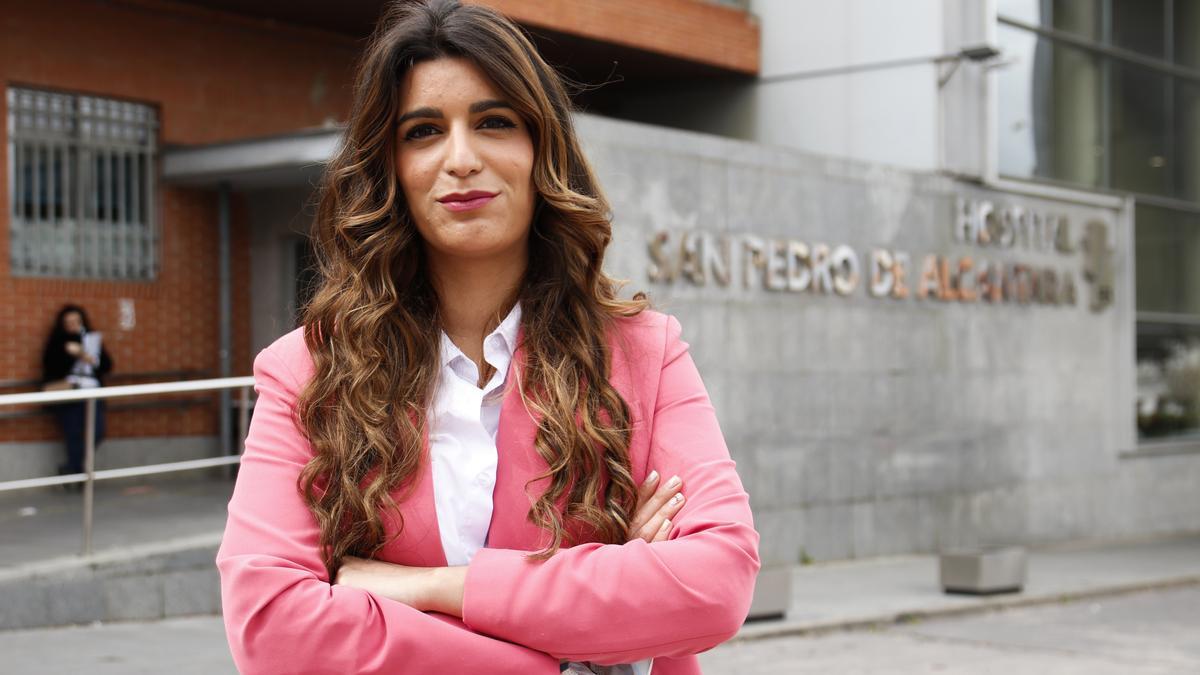 Natalia Salomón en la puerta del hospital San Pedro de Alcántara de Cáceres.