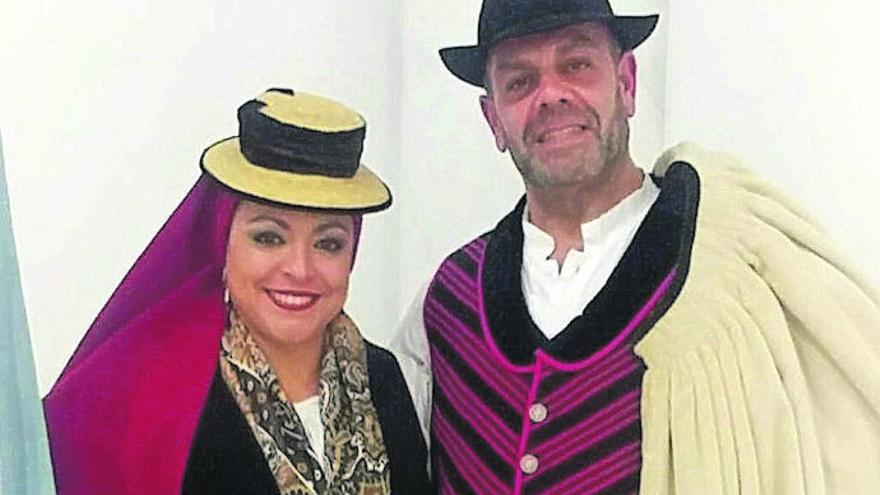 Ubaldo Hernández celebra 25 años entre trajes regionales.