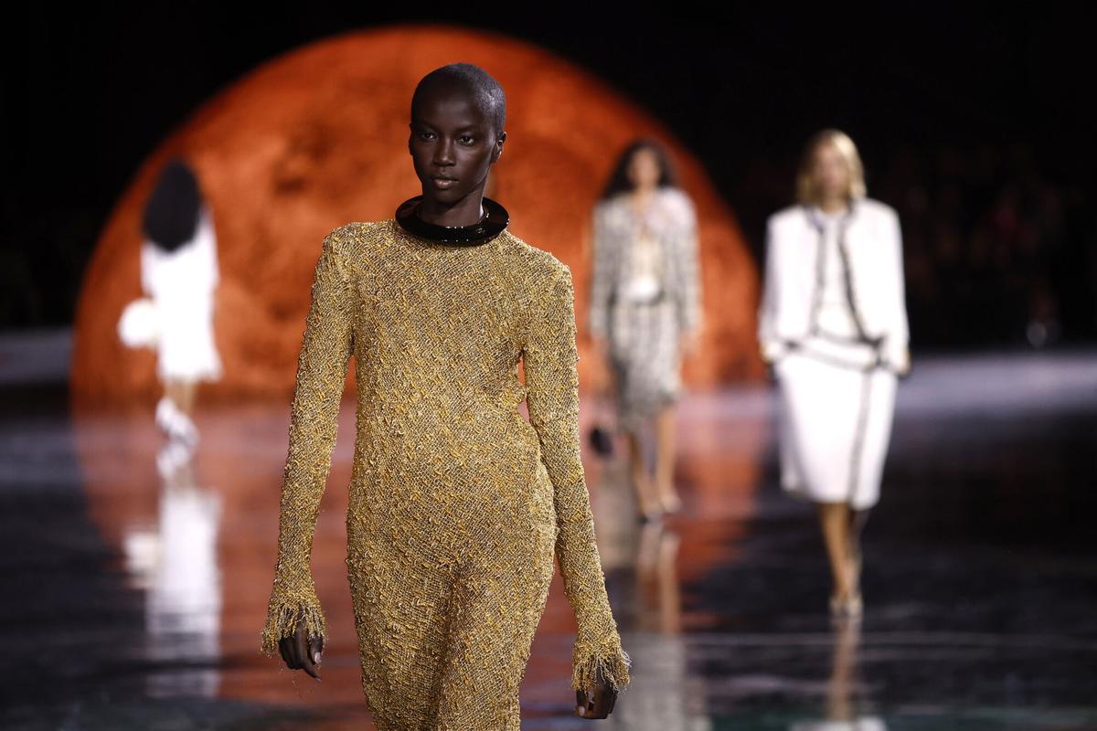 FOTODELDÍA EPA9516. PARIS (FRANCE), 06/10/2025.- Modelos presentan las creaciones de la colección Primavera/Verano 2026 del diseñador francés Matthieu Blazy para la casa de moda Chanel durante la Semana de la Moda de París este lunes, en París (Francia). EFE/ EPA/ Yoan Valat. FOTODELDÍA