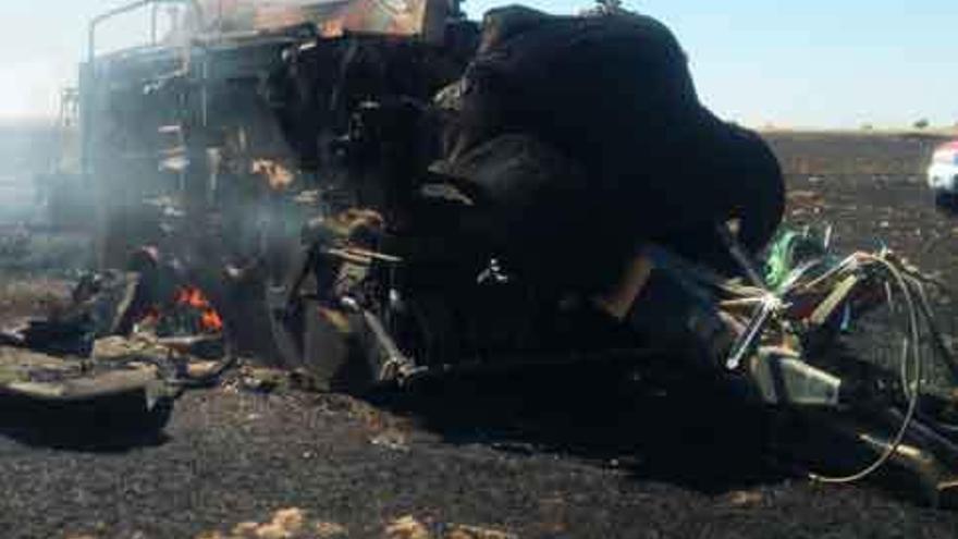 Cosechadora quemada en el incendio de Las Enillas.