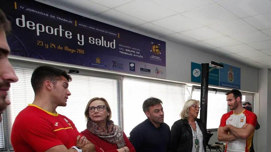 Monteserín, charlando con el piragüista y campeón olímpico Cristian Toro, ayer, en la unidad de medicina deportiva del Quirinal.