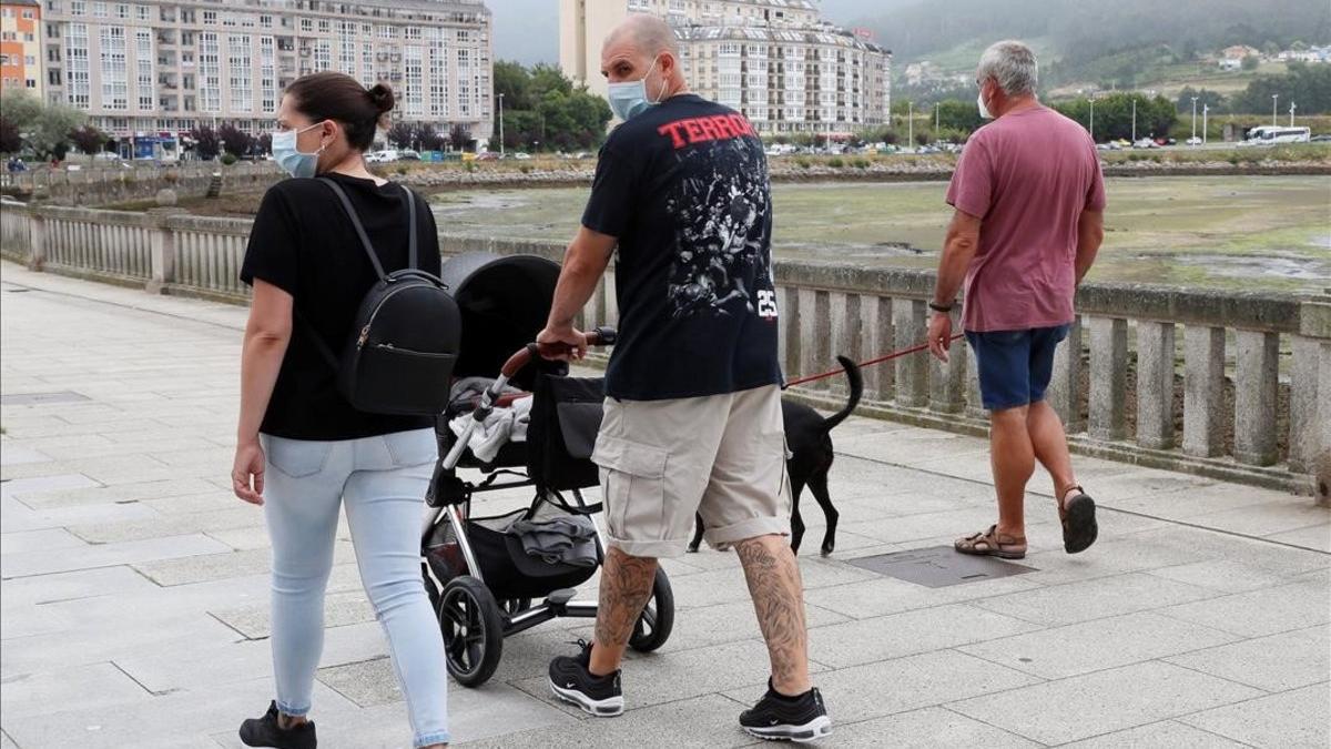 Paseantes con mascarillas en la localidad de Viveiro (Lugo)