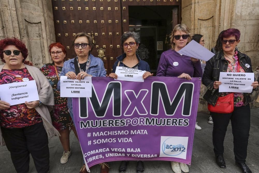 Las redes convocaron a decenas de personas en la movilización de Orihuela por la sentencia de La Manada.