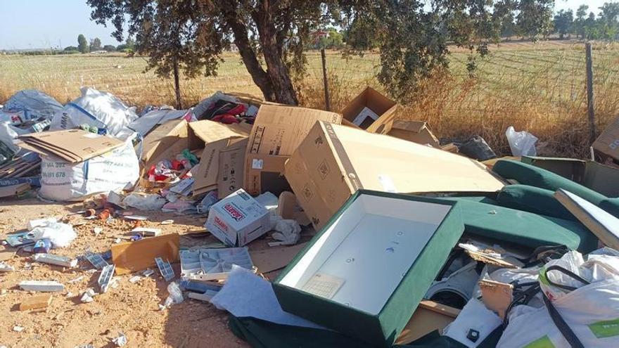 Descontrol de vertidos ilegales junto al camino del Centro Reto: "Hay una fila de contenedores vacíos y siete metros de basura tirada al lado"