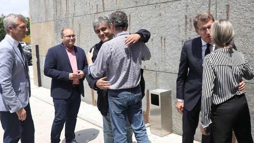 Rueda, Tellado, Puy y Feijóo saludan, ayer, a familiares de Fernández Albor en el tanatorio. // Xoán Álvarez