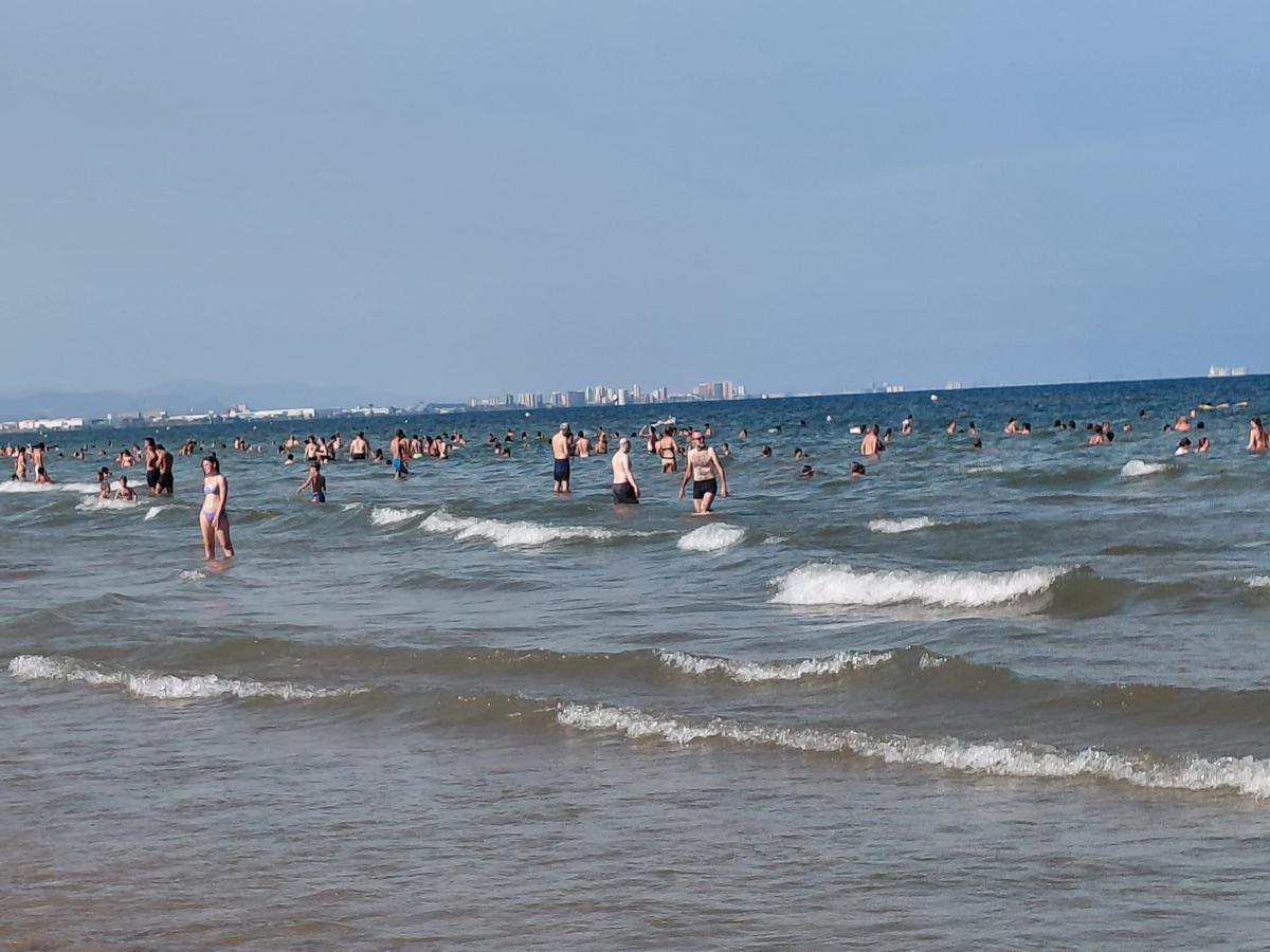 Bañistas en la Malvarrosa antes del inicio del eclipse.