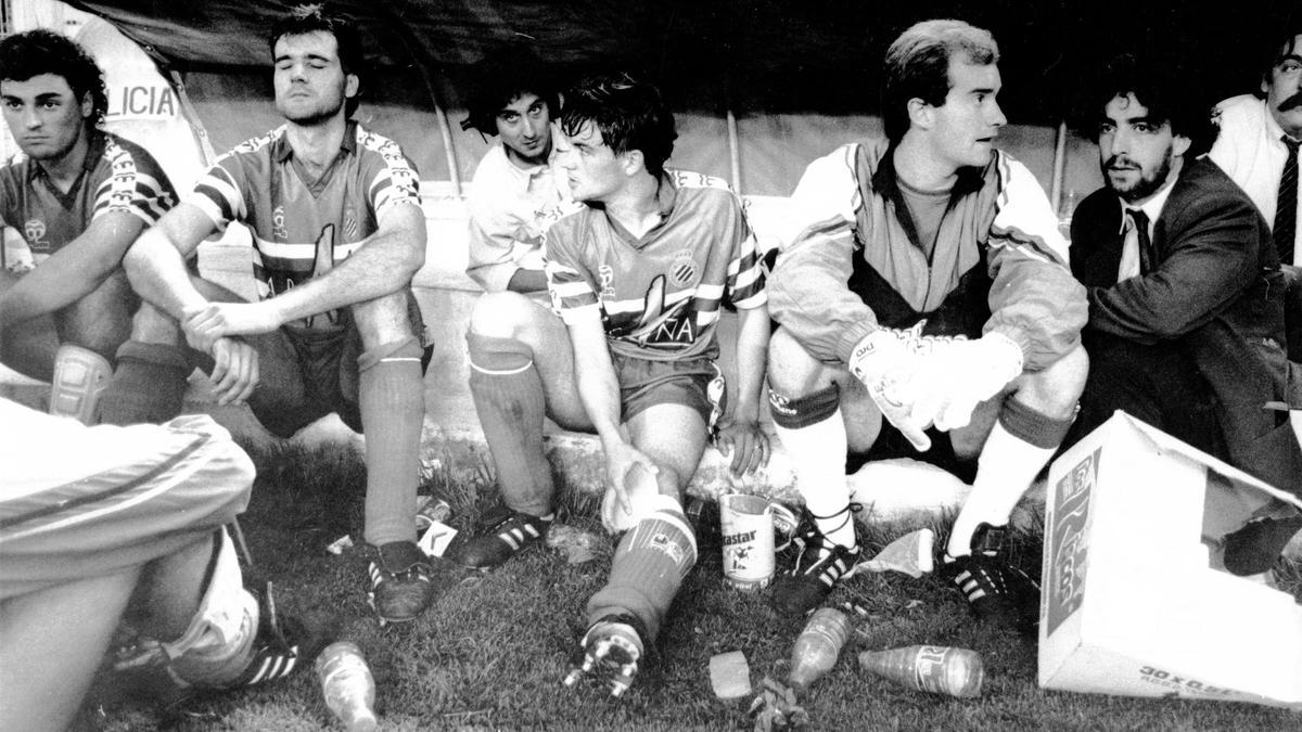 El banquillo del Espanyol, con el héroe Albesa en segundo lugar por la izquierda, antes de la tanda decisiva de 1990.
