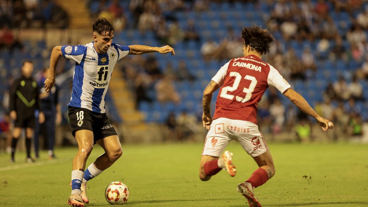Soldevila trata de zafarse de Carmona en el duelo ante el Murcia de la temporada pasada.
