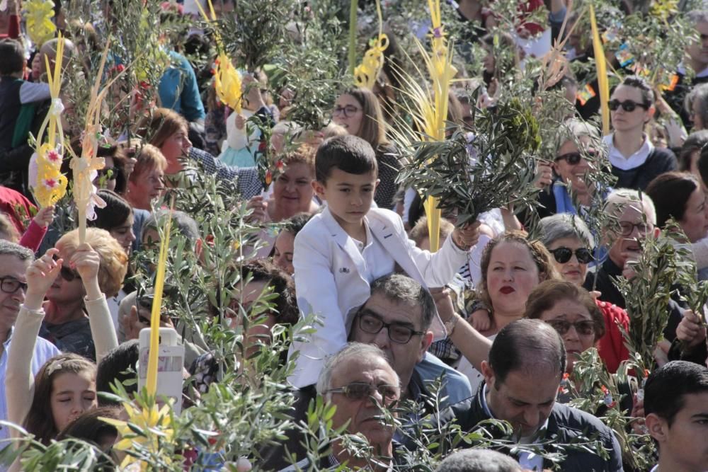 La procesión de "La Borriquilla" abre la Semana Santa en Cangas. // S. Álvarez