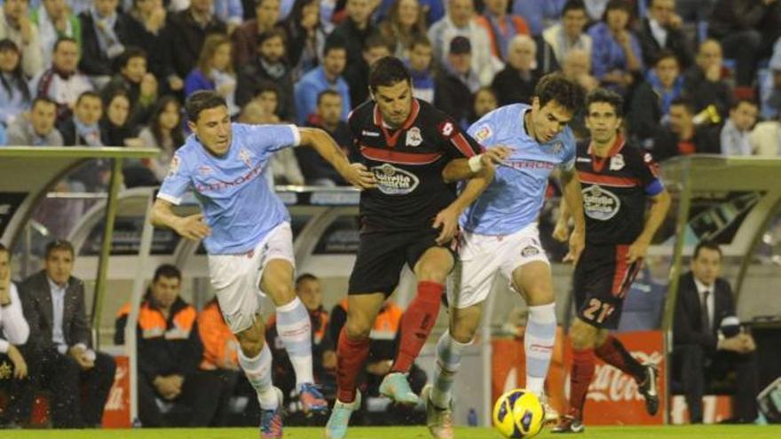 Roberto Lago y Borja Oubiña pugnan con Riki por un balón en el choque de la primera vuelta. // Carlos Pardellas