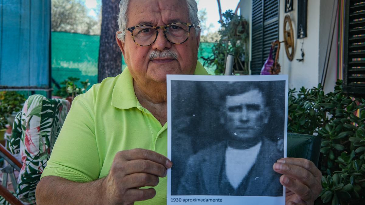 Salvador del Amo Seguro con la foto de su abuelo, Salvador del Amo Giménez.