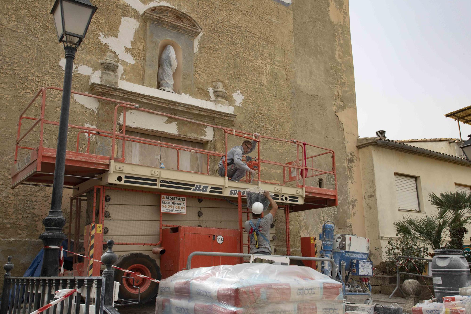 Rehabilitan la fachada y el campanario de la iglesia de Otos gracias a las aportaciones de los feligreses