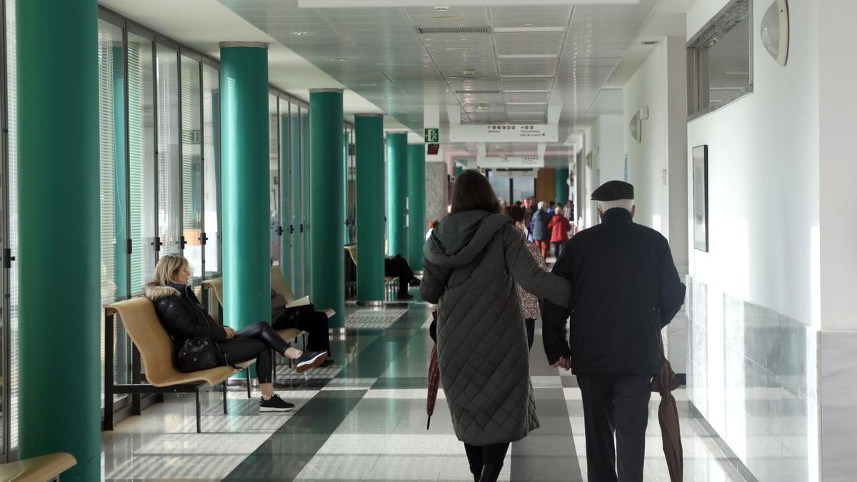 Una hija acompaña a su padre al hospital, en una imagen de archivo.