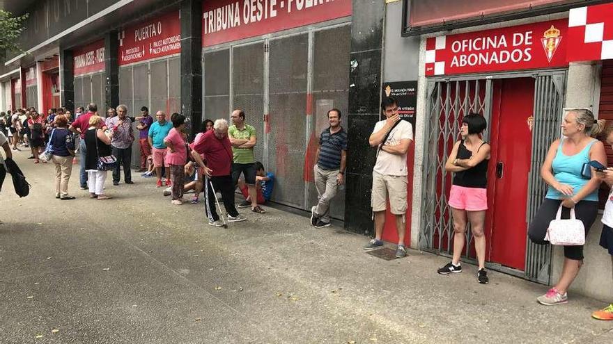 Aficionados, ayer, haciendo cola para el cambio de asiento en El Molinón.