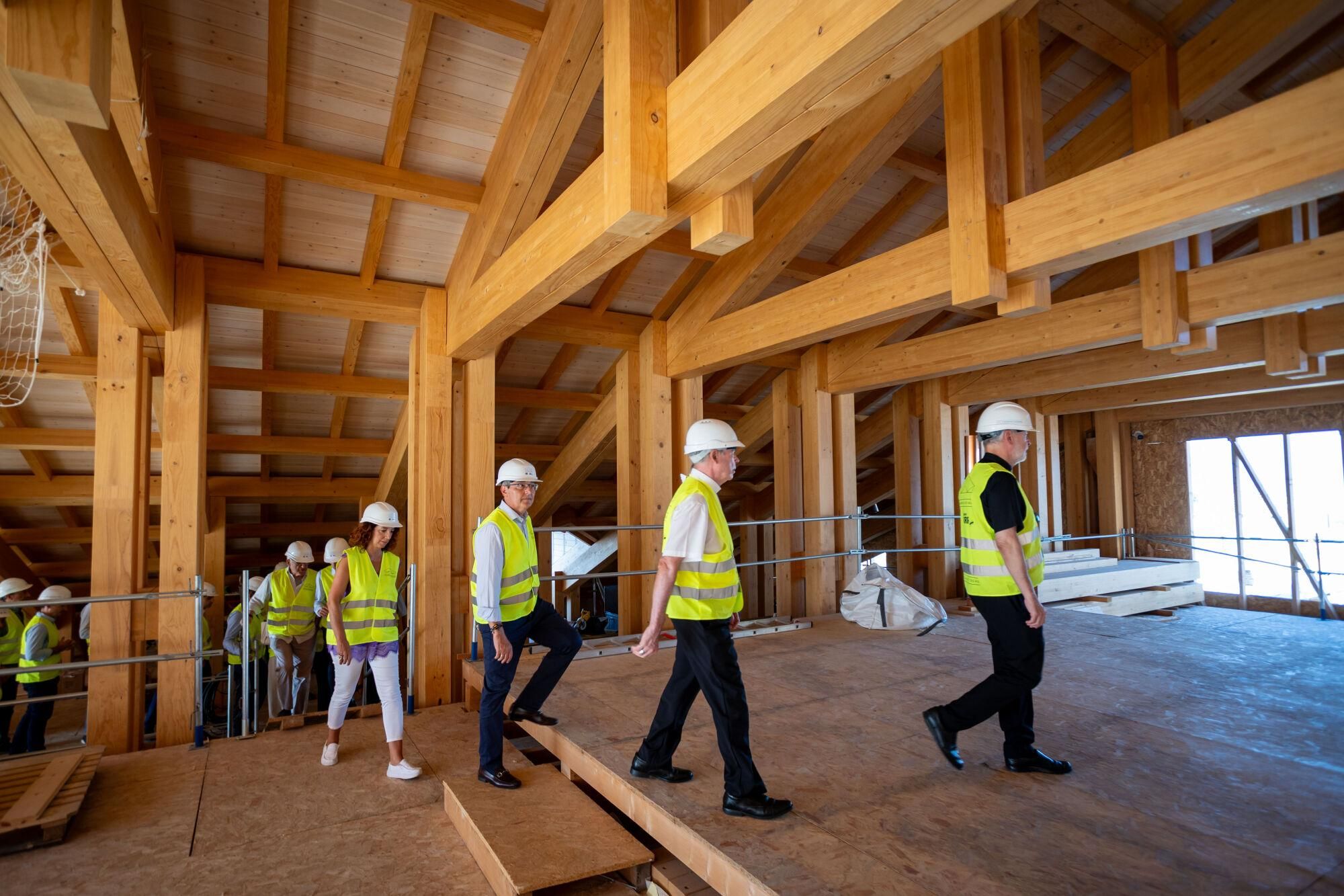 Visita institucional a las obras del tejado de la Catedral del presidente de la Diputación, Francisco Salado; junto con el obispo emérito, Jesús Catalá; el presidente de la Fundación Unicaja, José Manuel Domínguez; y los arquitectos del proyecto Juan Manuel Sánchez La Chica y Adolfo de la Torre Prieto