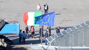 El barco italiano con el primer grupo de migrantes trasladados a Albania llega al país