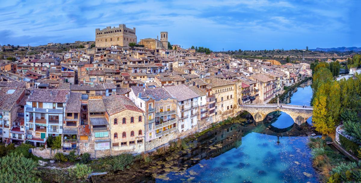 Pueblo de Valderrobres con su puente y castillo al atardecer en Teruel, España.
