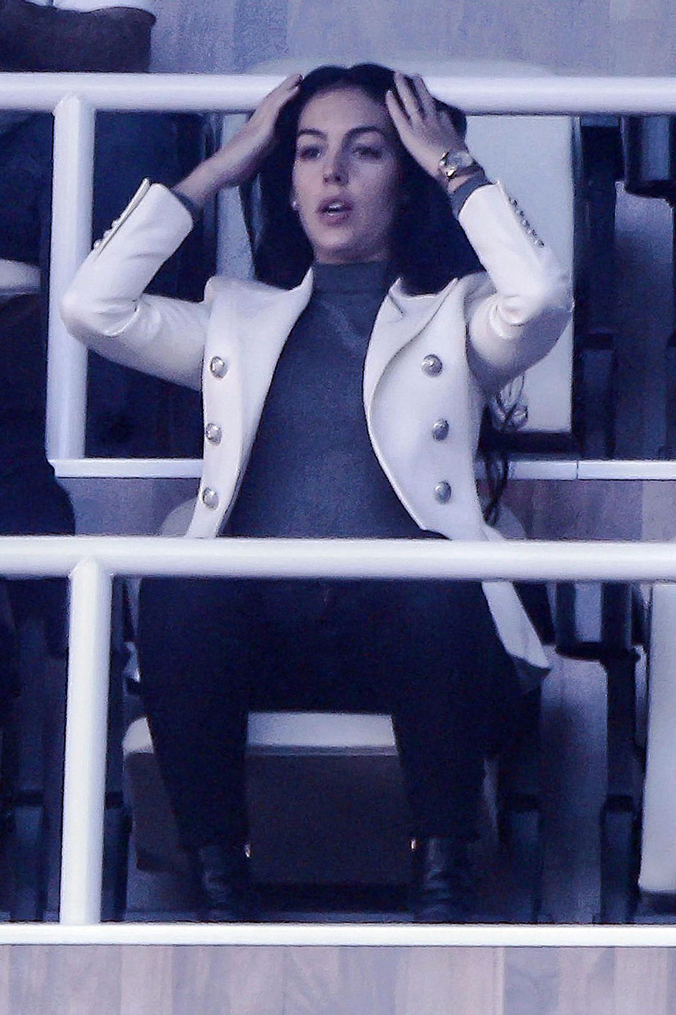 Georgina Rodríguez con chaqueta blanca en el Bernabéu