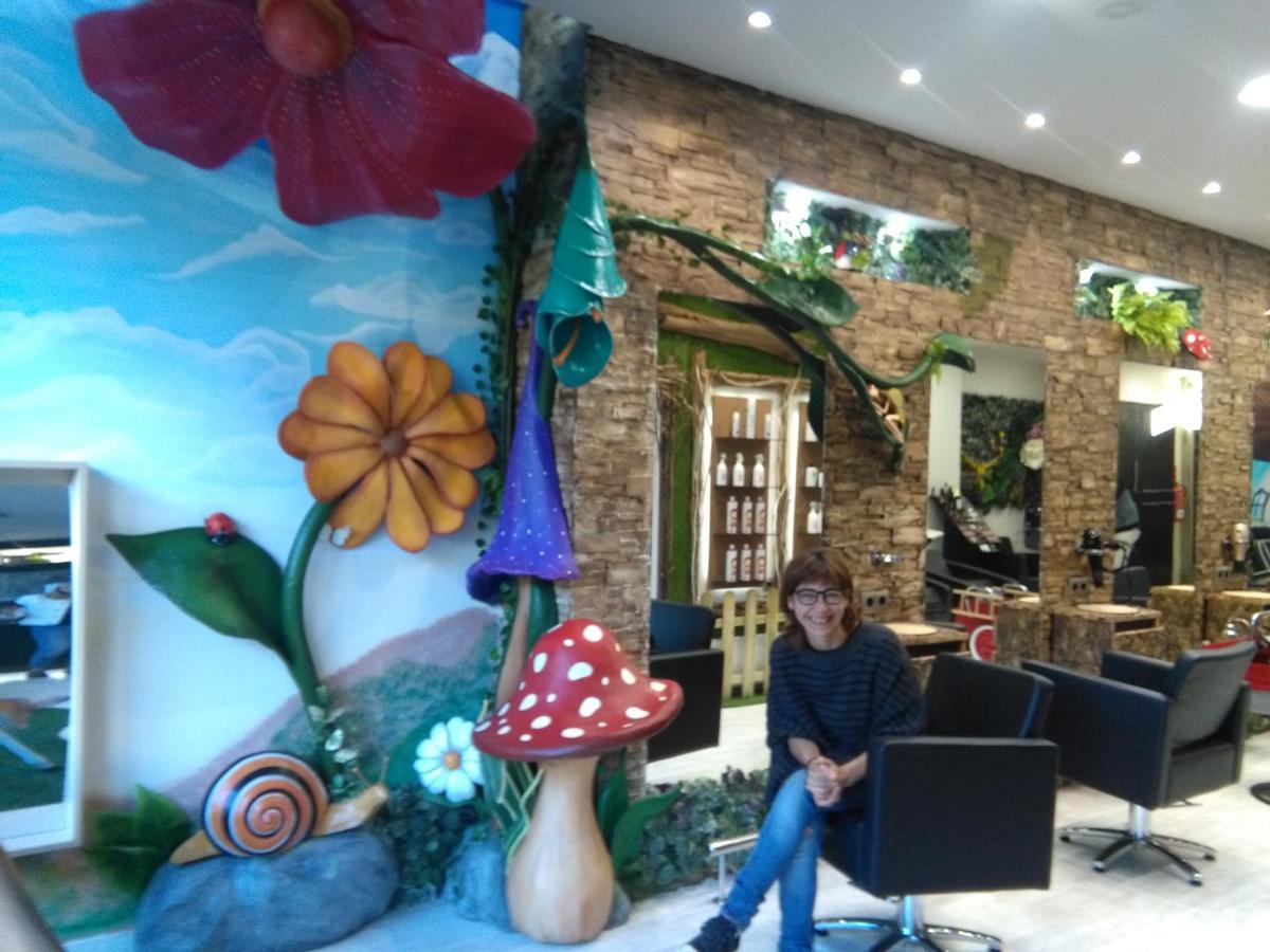 Antía Ferrer Lendoyro, artesana del papel y cartón piedra