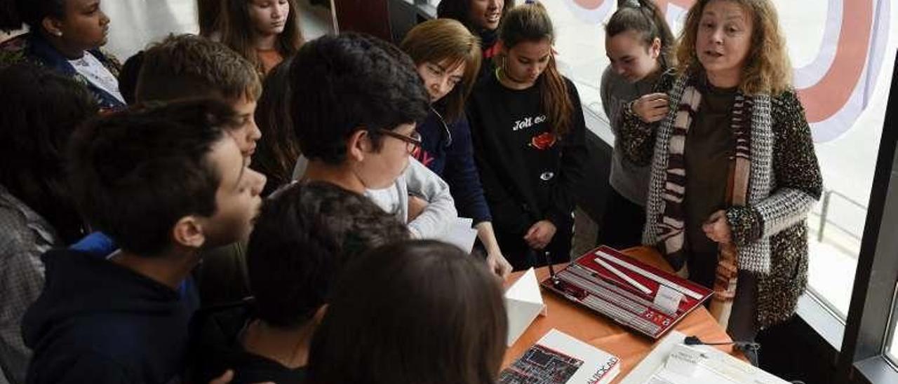 Varios estudiantes observan antiguos objetos de medición y diseño.