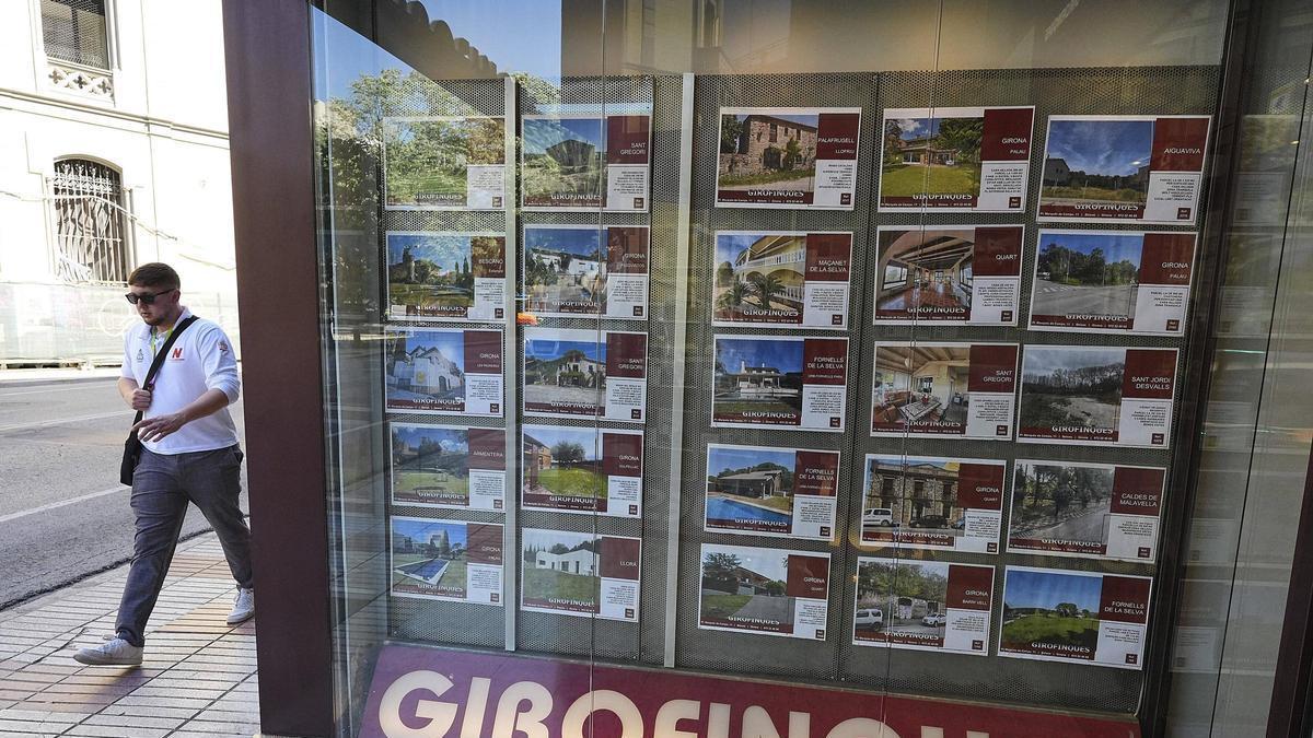 L'aparador d'una immobiliària a Girona.