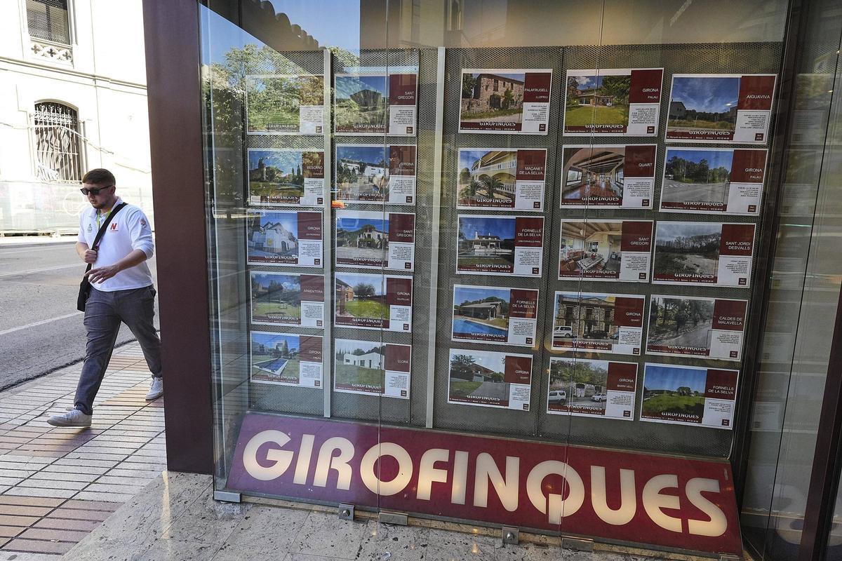 L'aparador d'una immobiliària a Girona.