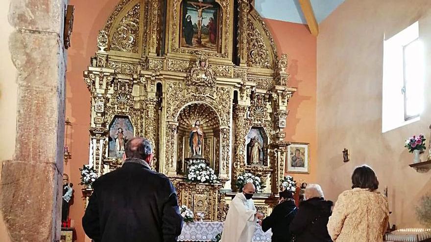 Misa oficiada hoy en la iglesia de Pozuelo de Tábara. | Ch. S.