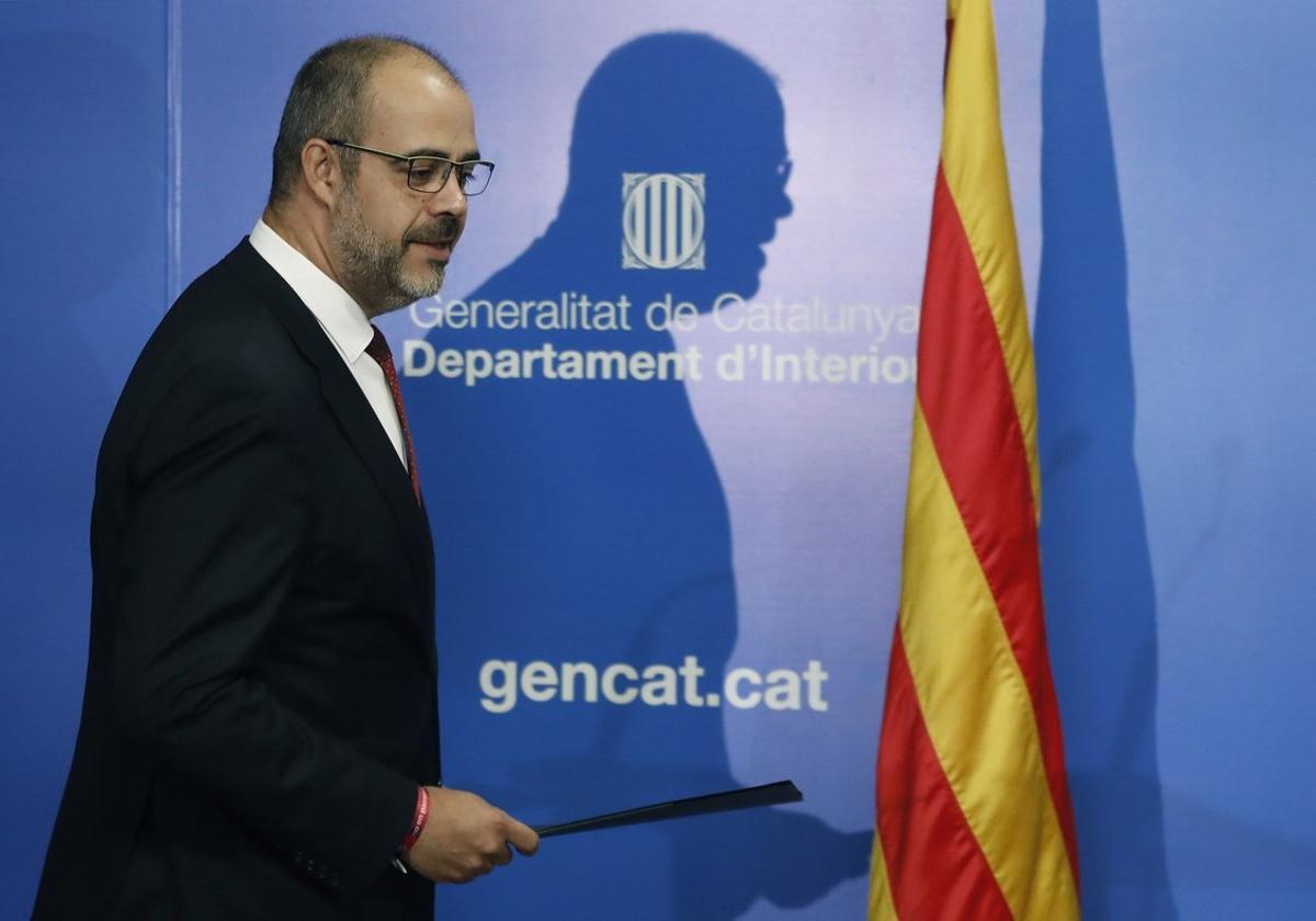 GRAFCAT8871. BARCELONA, 13/12/2019.- El conseller de Interior de la Generalitat, Miquel Buch, durante la rueda de prensa que ha ofrecido este viernes en la que informó que los Mossos d’Esquadra han diseñado un dispositivo con 3.000 efectivos, incluyendo seguridad privada, para el clásico entre el FC Barcelona y el Real Madrid del 18 de diciembre, en que el peor escenario sería la invasión del campo por parte de Tsunami Democràtic, una situación extrema en el escenario de protestas anunciadas por la plataforma anónima para ese día. EFE/Andreu Dalmau