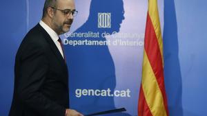 GRAFCAT8871. BARCELONA, 13/12/2019.- El conseller de Interior de la Generalitat, Miquel Buch, durante la rueda de prensa que ha ofrecido este viernes en la que informó que los Mossos d’Esquadra han diseñado un dispositivo con 3.000 efectivos, incluyendo seguridad privada, para el clásico entre el FC Barcelona y el Real Madrid del 18 de diciembre, en que el peor escenario sería la invasión del campo por parte de Tsunami Democràtic, una situación extrema en el escenario de protestas anunciadas por la plataforma anónima para ese día. EFE/Andreu Dalmau