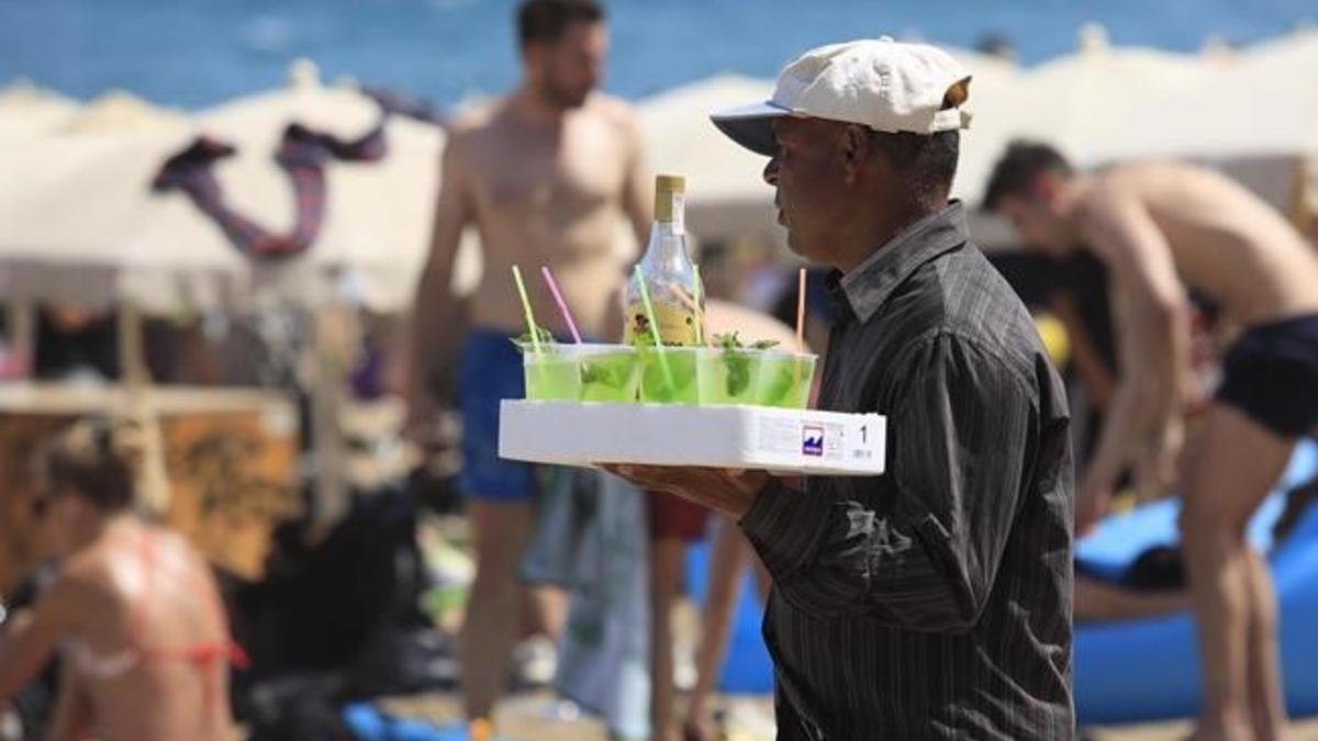 Un hombre vende mojitos en la Barceloneta.