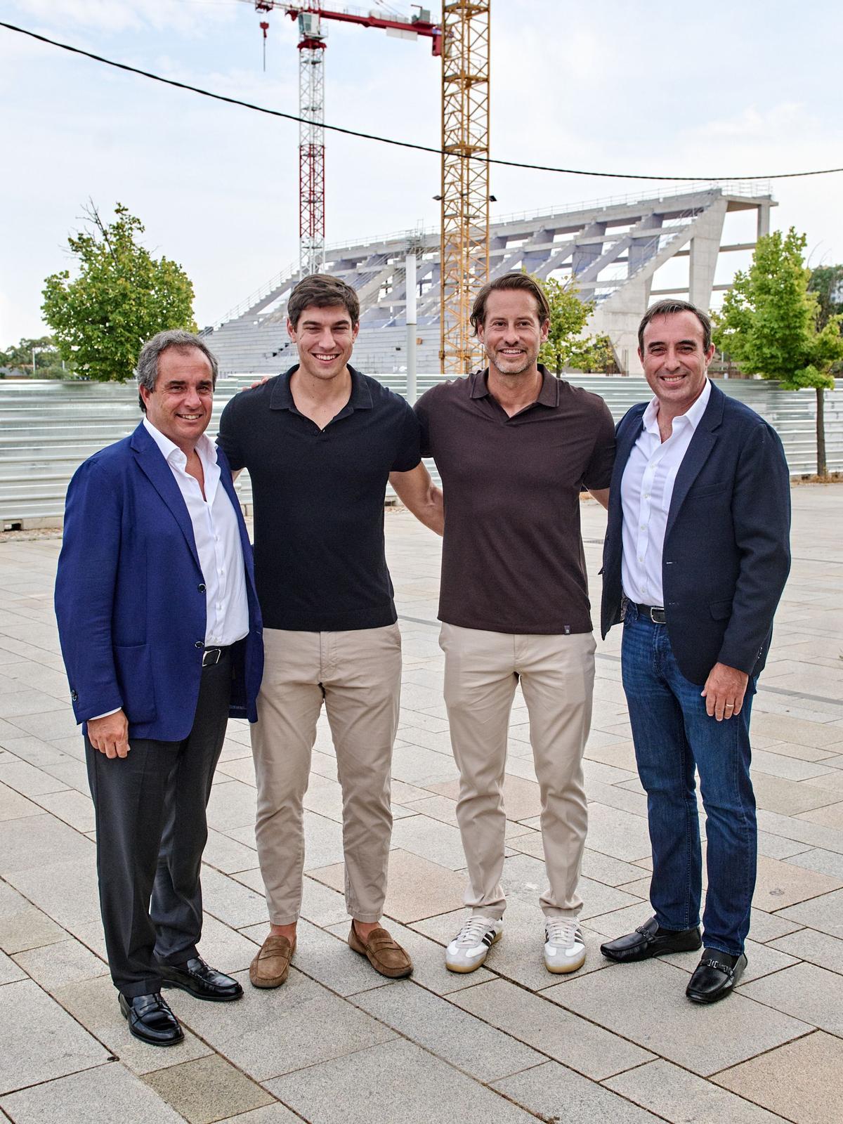 Forcén, Nagore, Aitkenhead y Lee, con las obras de la Nueva Romareda de fondo.