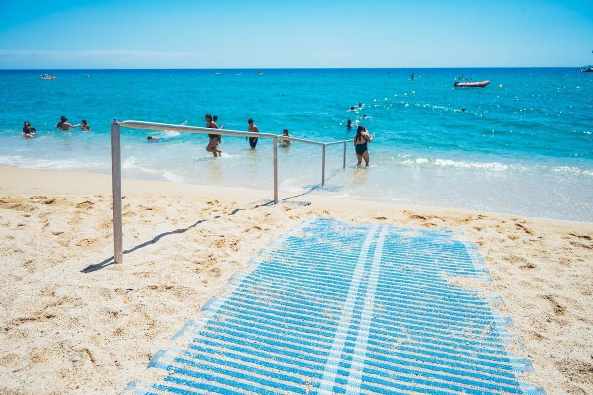 Una e las barandillas de una playa con usuarios de Badalona