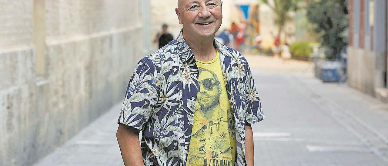 Vicente Ortuño, activista lgtbi histórico de València, en el barrio del Carmen.