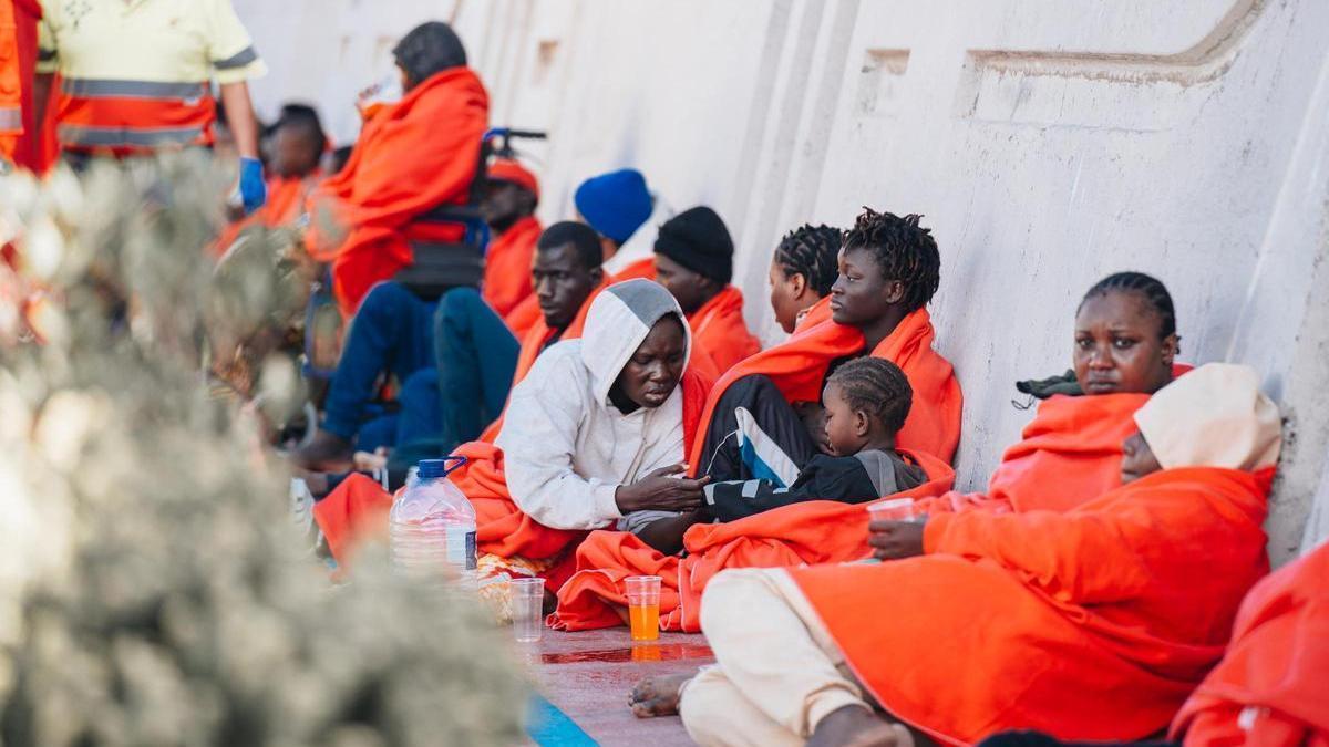 Migrantes rescatados cerca de La Gomera a principios de octubre, entre ellos varios menores