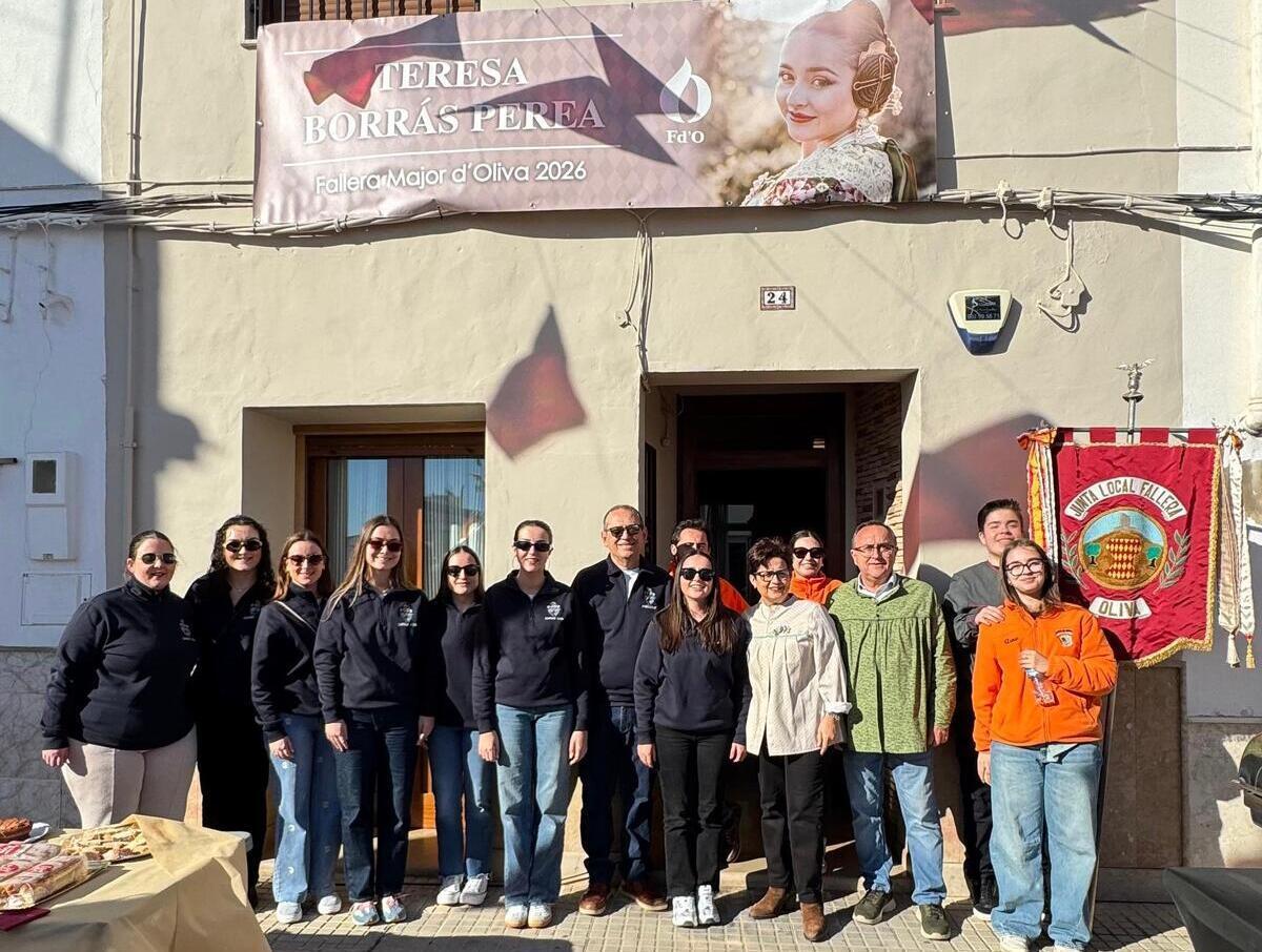 La fallera mayor de Oliva recibe a la comitiva en la puerta de su casa