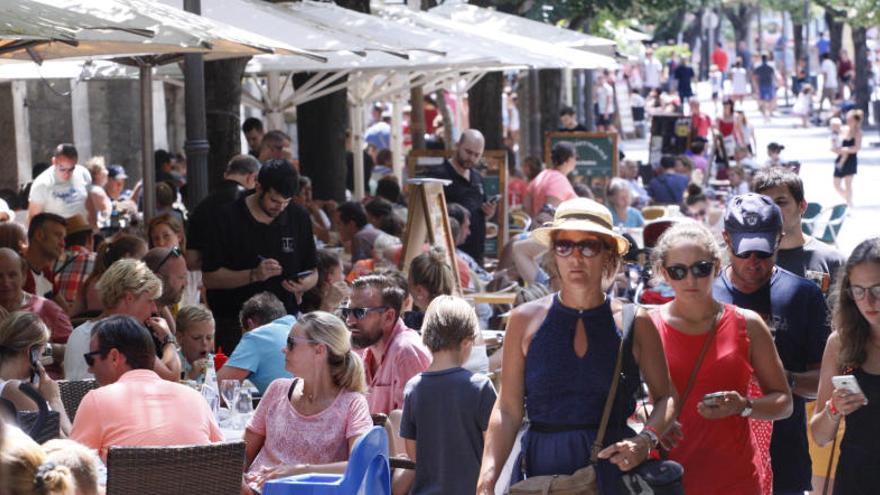 Turistes passejant aquest estiu per la Rambla deGirona