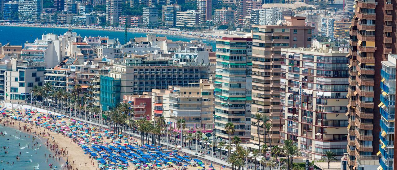 Vista de edificios de viviendas y apartamentos de Benidorm.