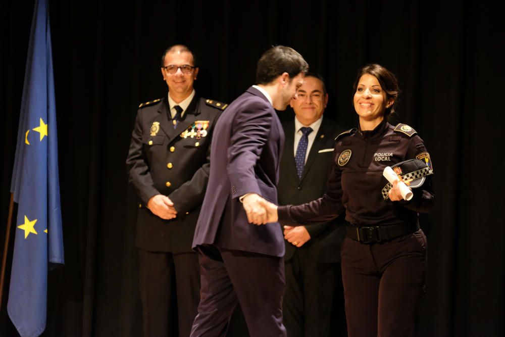 El oficial Lucas Marín Navarro y los agentes Carlos Seva Cortés y Antonio Murcia García reciben la Cruz al Mérito Policial con Distintivo Blanco