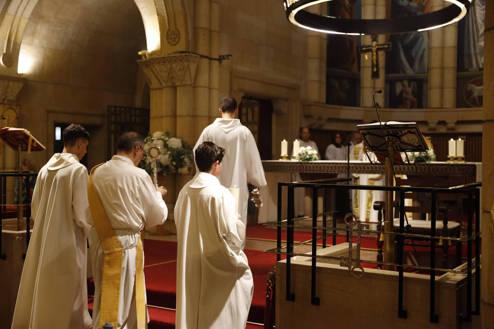 Pétalos, incienso, niños... así fue la procesión del Corpus Christi en Gijón (en imágenes)
