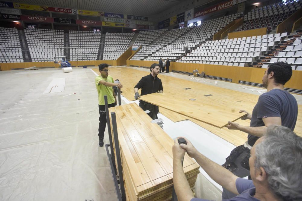 Col·locació del nou parquet del pavelló de Fontajau