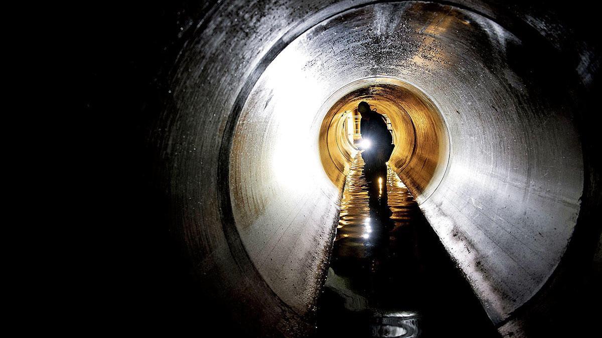 Das Abwasser spiegelt den Gesundheitszustand der Menschen wider. Auch Corona-Rückstände lassen sich nachweisen - freilich per Messgerät und nicht mit Taschenlampe.