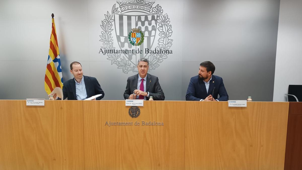 El primer teniente de Alcalde de Badalona, Juan Fernández; el alcalde Albiol; y el presidente del PSC de Badalona, Fernando Carrera; durante la rueda prensa en que han explicado el acuerdo para los presupuestos