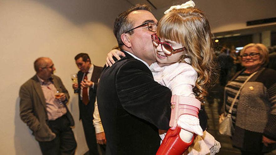 Emilio Fernández, alcalde de Redován, abraza a la niña Conchi Aguilar, quien protagonizó uno de los momentos más emotivos de la gala al entregar un premio a los profesores que le han elaborado una prótesis para su brazo.