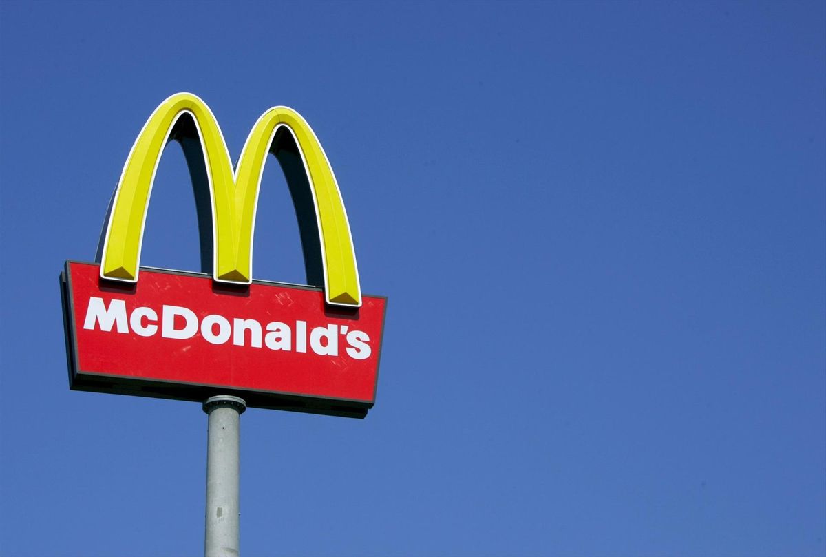 Un cartel que señala un establecimiento de McDonald`s.