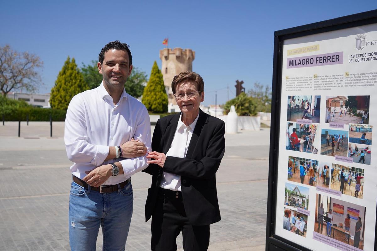 Sagredo y Milagro Ferrer en el acto de inauguración de la exposición fotográfica dedicada a su trayectoria pictórica.