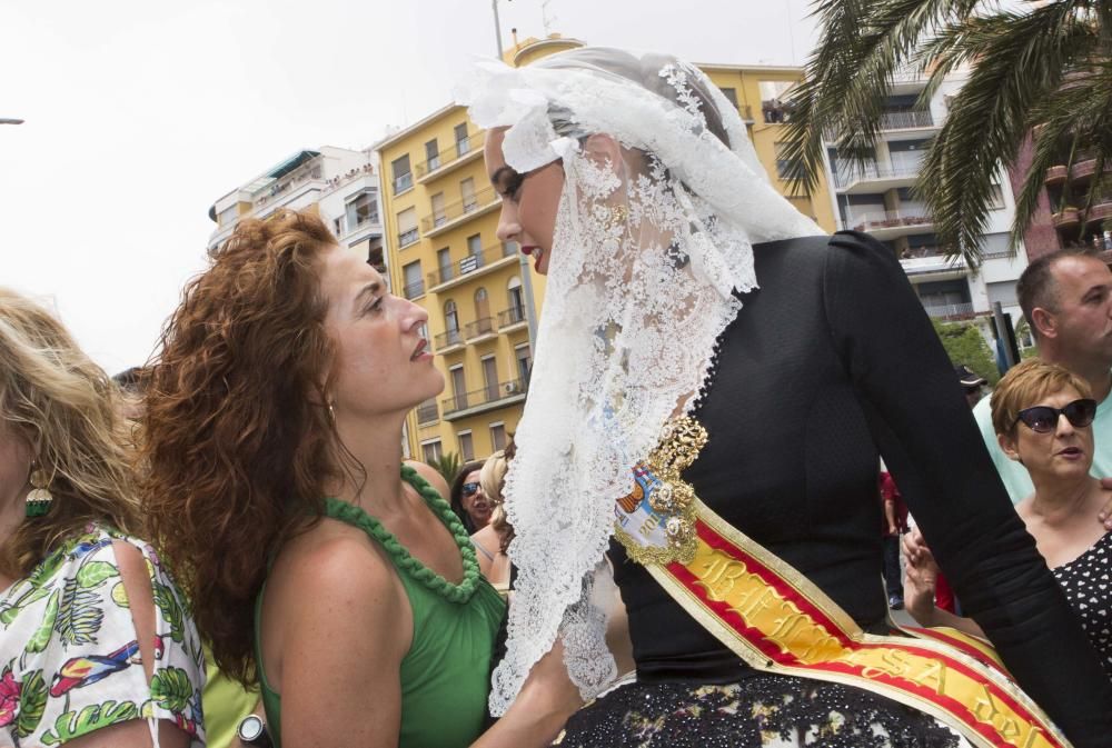 La sexta mascletà del concurso ofrece un espectáculo monótono, con un intenso final terrestre simultáneo que envuelve la plaza