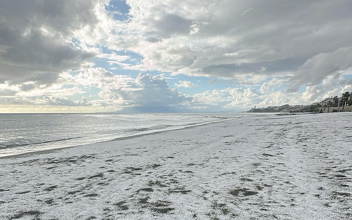 La granizada dejó estampas navideñas en las playas de Rincón de la Victoria
