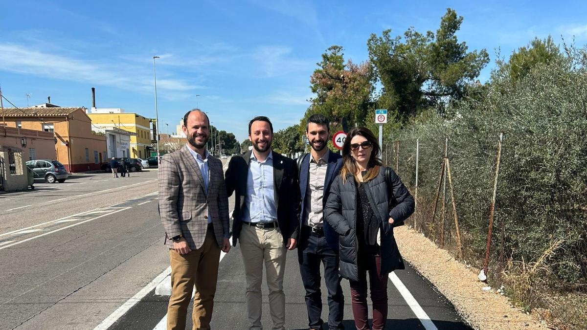 El edil Sergio Toledo en el nuevo carril bici.