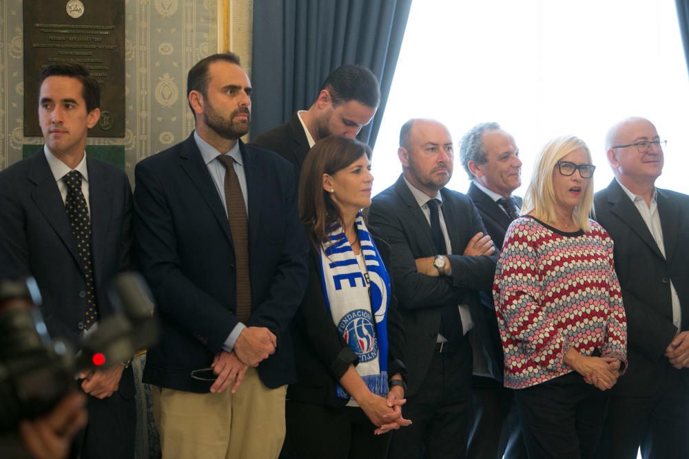 Unos 300 aficionados arropan al equipo de Rivero en el Ayuntamiento tras su ascenso a LEB Oro