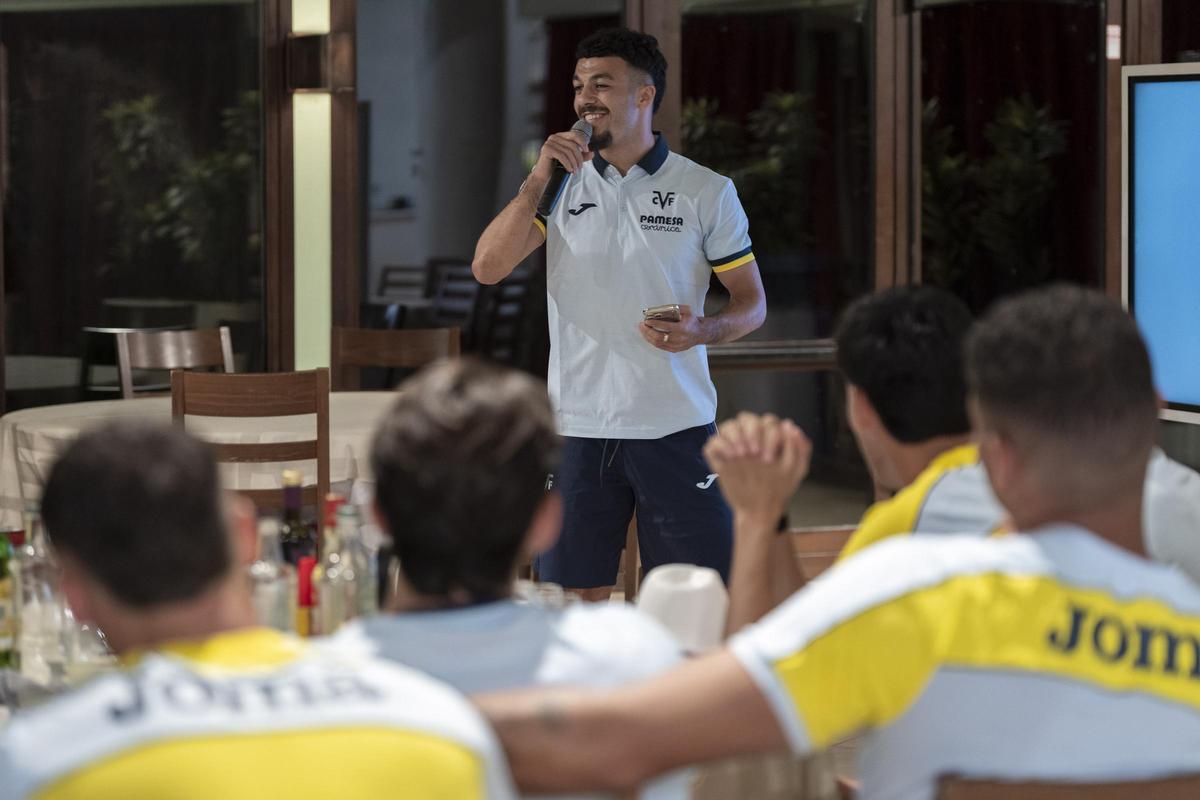 Georges Mikautadze, en el karaoke del 'stage' del Villarreal en Italia.